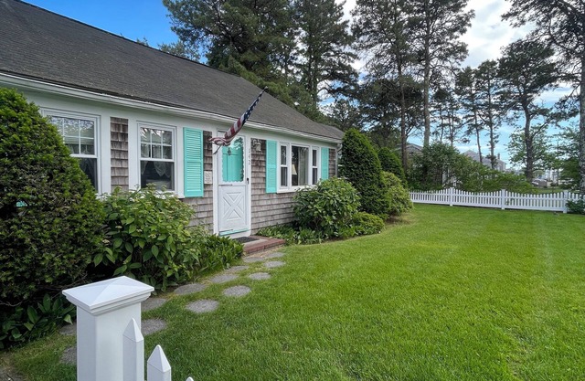 Cape Cod Beach Cottage, only 5 minute walk to Glendon beach & local restaurants