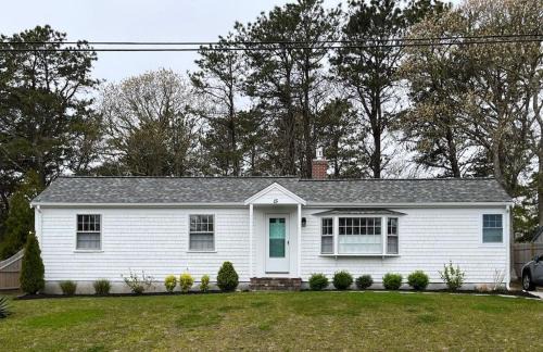 Cape Cod Cottage by Leavetown Vacations