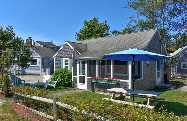 Cape Cod cottage-Just 150 feet to Sea Street Beach