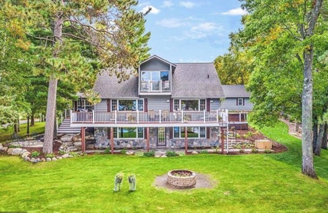 Cape Cod w/425' of AMAZING White Fish Chain Shoreline, SANDY BEACH + EXTRAS