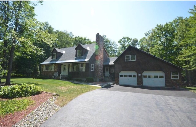 Cape home with Beach access in Dockham Shore Estates