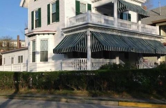 Cape May Victorian 8+BR 3 Blks to Beach. Dogs OK!