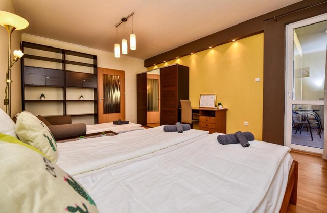 Cappuccino Apartment with Balcony and FREE PARKING