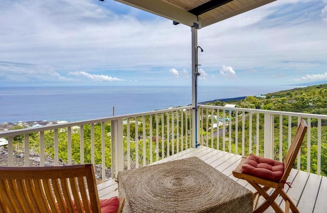Captain Cook Bungalow with Panoramic Ocean Views!