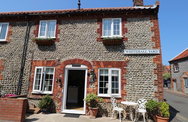 CAPTAIN'S COTTAGE, pet friendly, with open fire in Sheringham