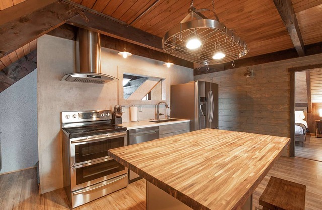 Captain's Quarters - Luxury Apartment in Hotel Near Beach, Jetted Tub, Fireplace, Pet Friendly