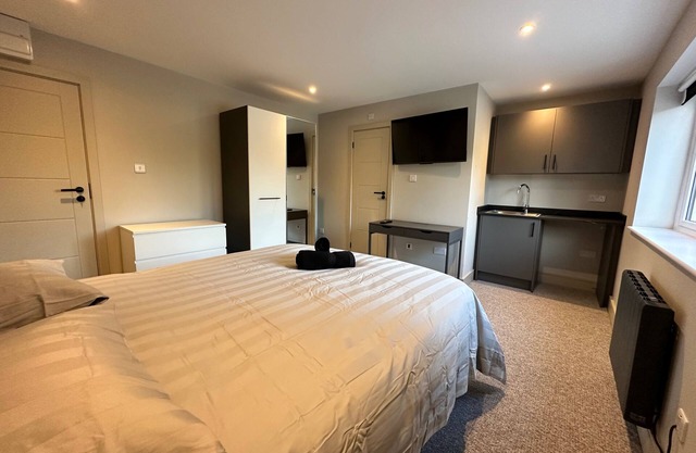 Captivating 7 -Bed House in Waltham Abbey