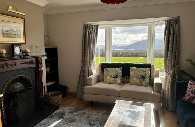 Captivating views of Killarney’s Lakes and Mountains Comfortable house.n nn