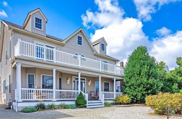 CAR412 - Coastal themed custom home feat. 6BR 3 bath - huge/spacious rooms
