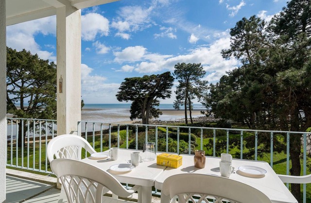 Carnac - 3-room apartment + sleeping area, 78m², direct beach access, pets allowed, covered parking