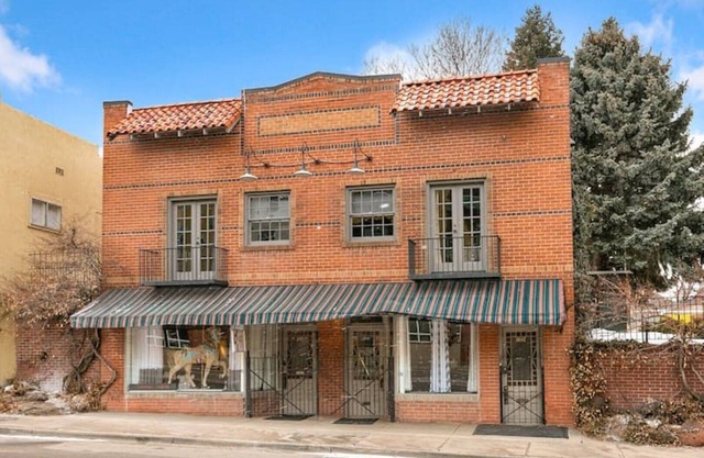 Carousel One - 720 sf in a proven location with a proven host