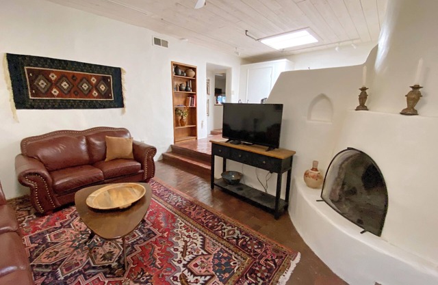 Carriage House Casita-short walk to the plaza. 30 day rental.