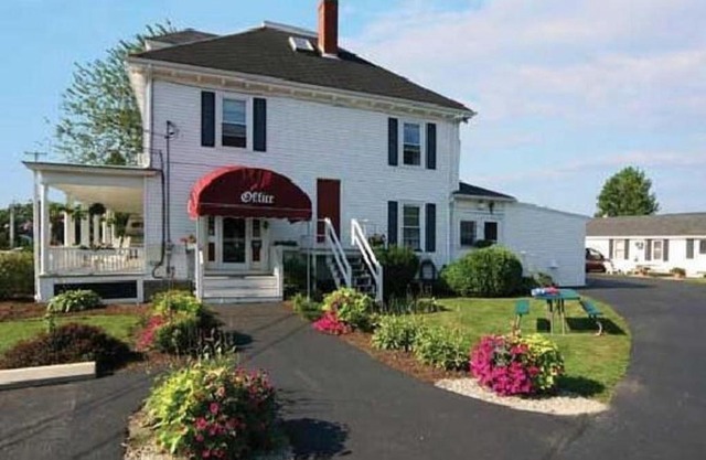Carriage House Motel Cottages & Suites