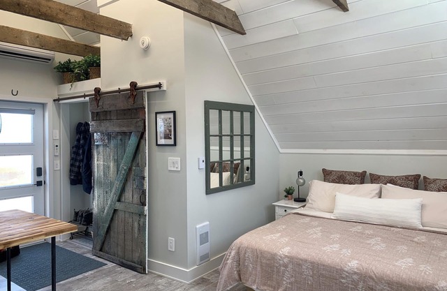 Carriage House Suite in the heart of Picton, Prince Edward County!