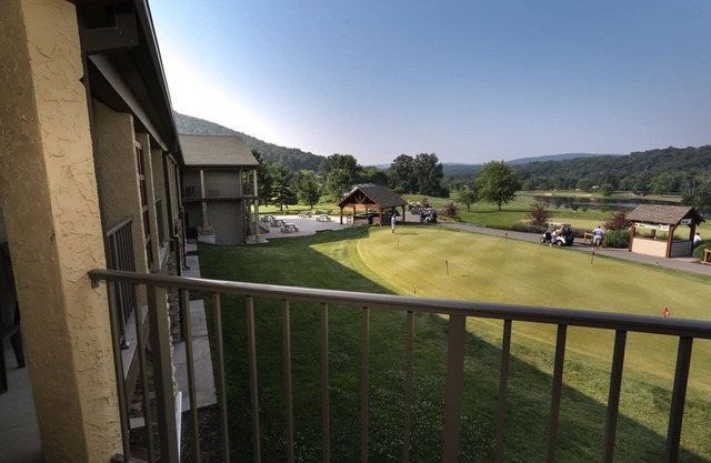Carroll Valley Escape | King Room w/Golf Views