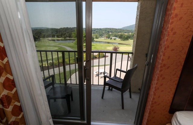 Carroll Valley Getaway | Qn Deluxe + Resort Perks