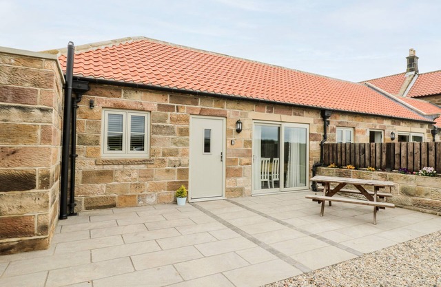 CARTWHEEL COTTAGE AT BROADINGS FARM, pet friendly in Whitby
