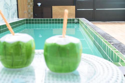 Casa à 300 metros da PRAIA com PISCINA, CHURRASQUEIRA e 2 VAGAS DE GARAGEM!