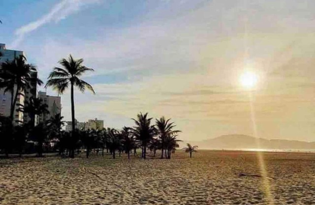 Casa Ótima Localização com Piscina e Churrasqueira, a 100m da Praia