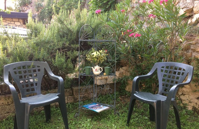 Casa Are Junior. Two-room apartment with a large marble bathroom and a comfortable sofa bed.