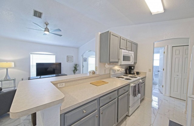 Casa Blanca North Port-3/2 Modern Home with Saltwater Pool, 25 min to beaches