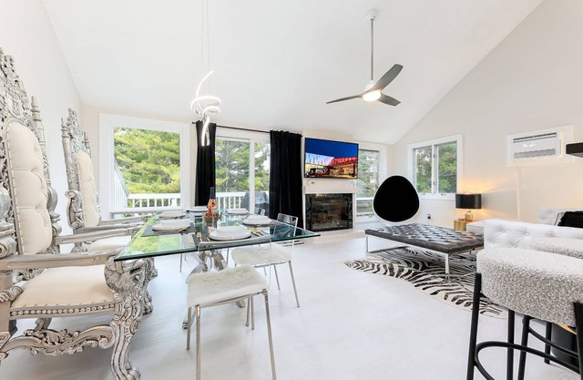 ⛳ Casa Blanco: Hilltop Condo | Luxe Interiors + Bay Views + Walk to Dining ➠ 5736