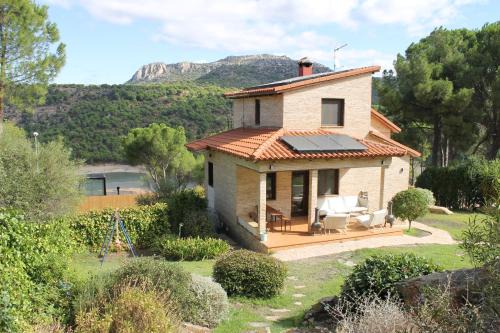 Casa con piscina y vistas al Pantano de San Juan