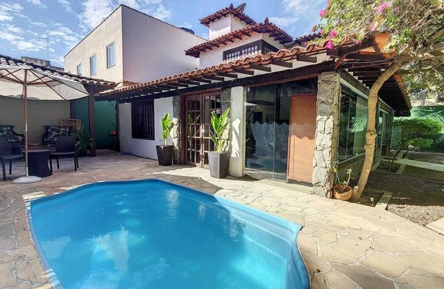 Casa com Piscina e 5 Quartos em Região Central da Cidade Próximo as Praias