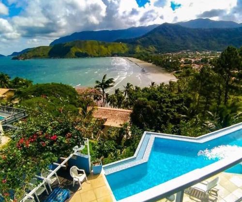Casa com piscina de borda infinita e hidromassagem com vista