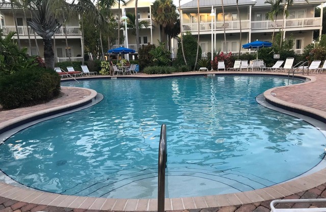 Casa Cove Beautiful Tropical 3 KING SUITES Sleeps 8- 2 miles to beach