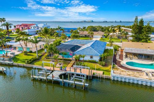 Casa De Olas - Waterfront Luxe Home - Heated Pool - Boat Lift - Minutes to Beach
