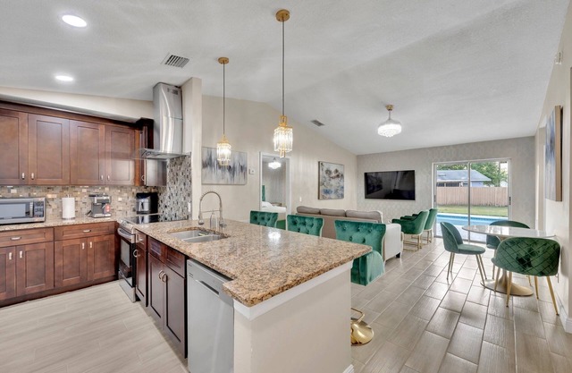 Casa De Paradiso - Modern yet comfy home at the center of it all!