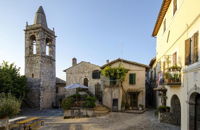 Casa Della Torre In Borgo Medievale