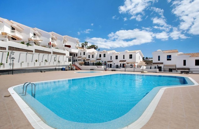Casa Dos Angeles - Colorful vacation home with 2 terraces and swimming pool.