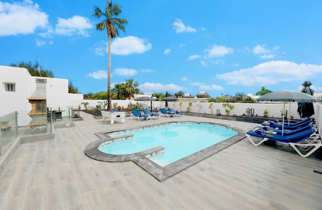 Casa El Paraiso 5 bedrooms, 4 baths free A/C Electric heated pool.