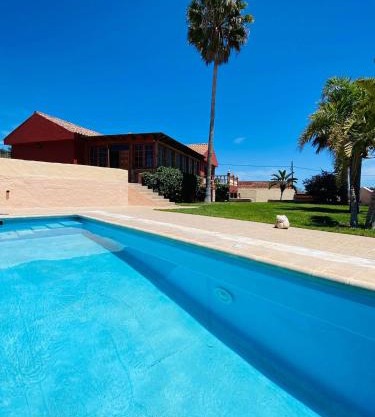 Casa el Pinito - Amazing Villa with a Heated Pool