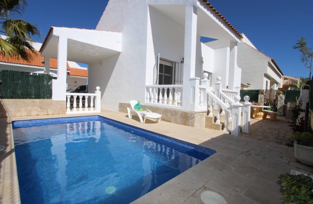 CASA ESPERANZA 2, Ideal house for your holidays near the sea, free wifi, air conditioning optional, private pool, pets allowed, dog’s beach