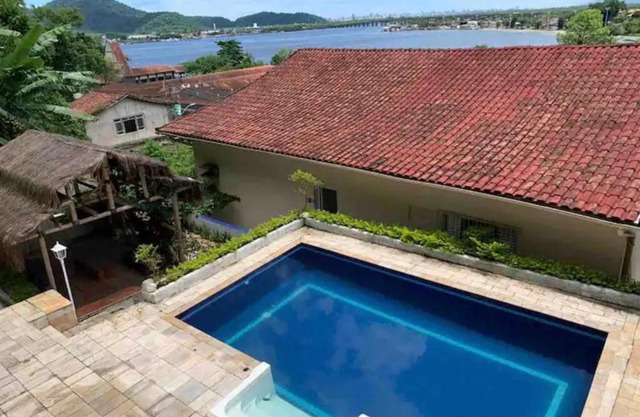 Casa gigante com vista para o mar e piscina