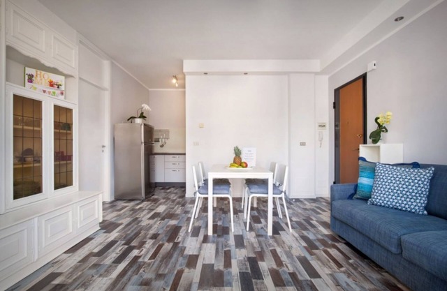 CASA GIRASOLE - for 4 people (plus baby crib), only 100 meters from the lake, parking inclusive
