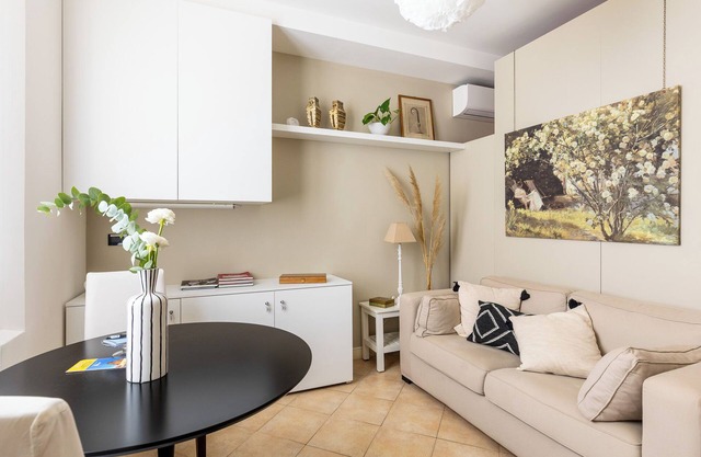 Casa Letizia ONE elegant romantic downtown apartment at the Two Towers