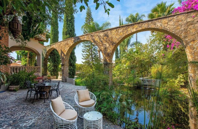 Casa Loba - yoga, pickle ball, pool - entire housen