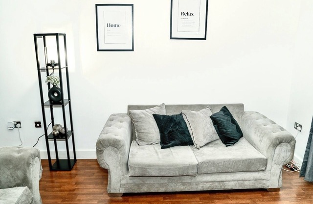 Casa Luxé 2 Bed Modern City Centre Apartment Free Parking WiFi & Outdoor Patio