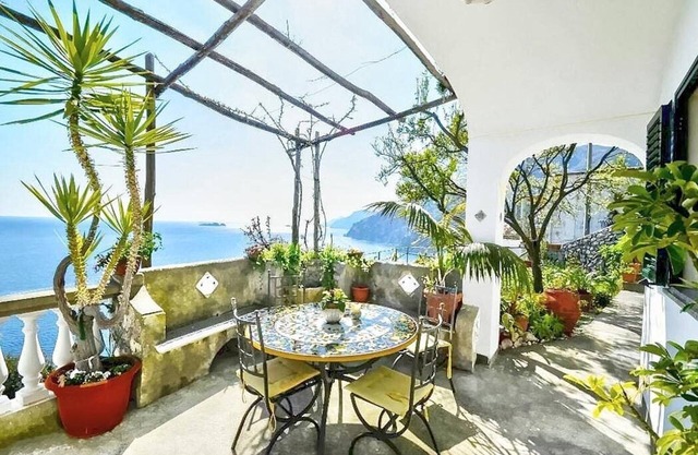 Casa Odetta: A bright apartment which faces the sun and the sea, with Free WI-FI.