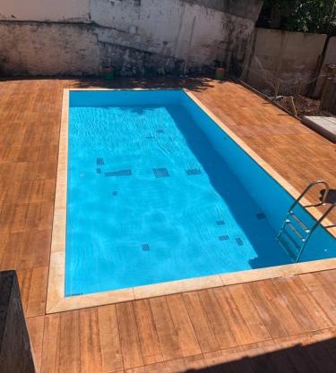 Casa para festas com piscina e cama elástica
