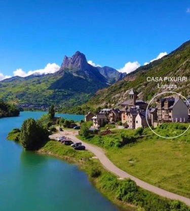 CASA PIXURRI en Lanuza compuesta de 5 apartamentos turísticos en casona pirenaica, a 10 minutos de las ESTACIONES de ESQUÍ de FORMIGAL-PANTICOSA