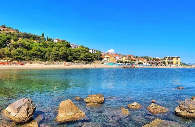 Casa Rose in Civezza with with shared pool & large garden sleeping 4