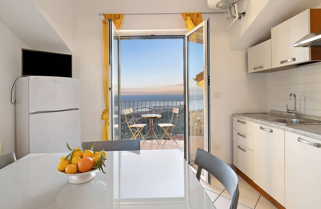 "Casa Santi Appartamento Limone" with Sea View, Pool, Balcony & Wi-Fi