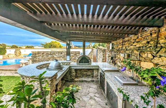 Casa Trafalgar - Four Bedroom Villa, Sleeps 12