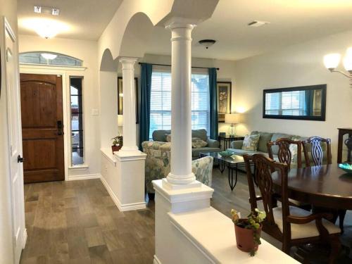 Casa Verona- spacious 5 br/3.5 ba in H Heights