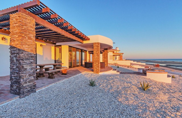 Casa Zillori:Beachfront w/outdoor jacuzzi & firepit facing the Sea of Cortez